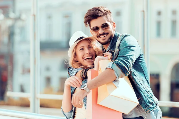 Junges Paar beim Einkaufen — Stockfoto