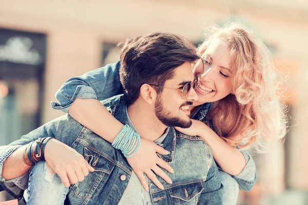 Pareja joven feliz en la ciudad — Foto de Stock