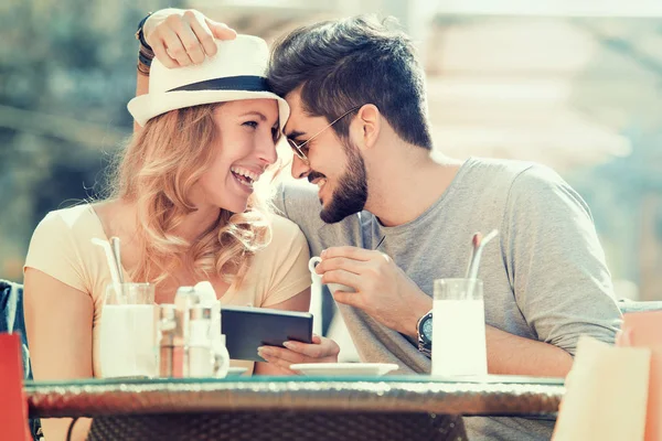 Par som tar Selfie på kafe – stockfoto