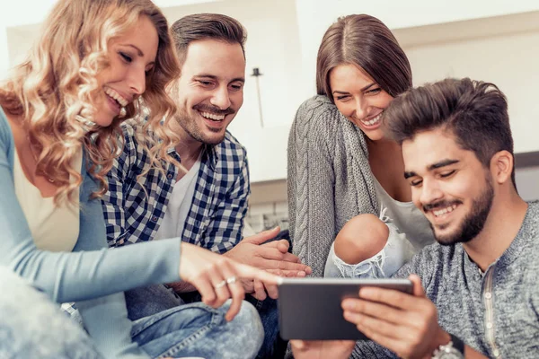 Grupo de amigos se divertindo em casa — Fotografia de Stock