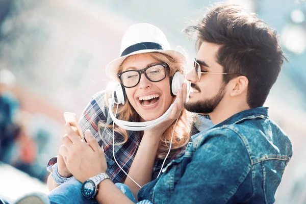 Pareja escuchando música — Foto de Stock