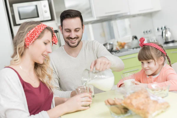 Familia feliz en su cocina — Foto de Stock