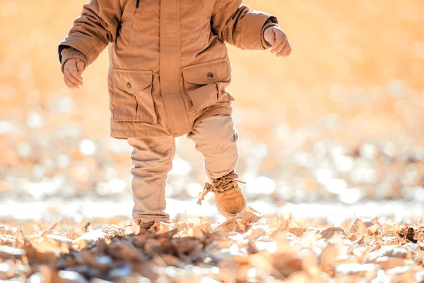 Primeros pasos independientes del niño — Foto de Stock