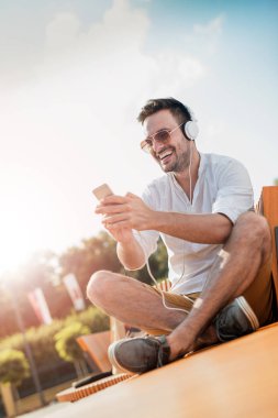 kulaklıklar giyen süre gülen adam