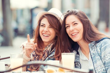 Chat yapan iki güzel kadın