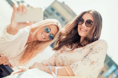 İki kız selfie kafede yapıyor