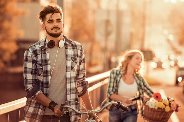 Щаслива молода пара збирається на їзду на велосипеді — стокове фото