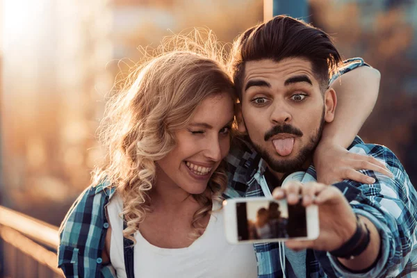 Feliz joven pareja tomando selfie — Foto de Stock