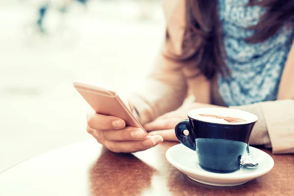 Vrouw met behulp van haar slimme telefoon — Stockfoto