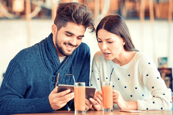 Feliz joven pareja en la cafetería — Foto de Stock