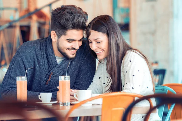 Felice giovane coppia in caffè — Foto Stock