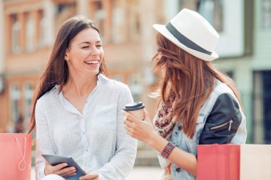 Alışveriş torbalı mutlu kadın. 