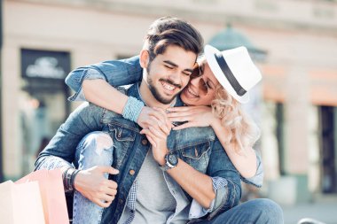 Şehirde mutlu genç bir çift