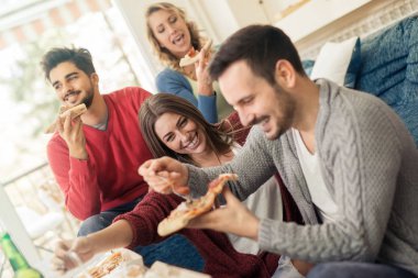 Pizza Yiyen Arkadaşlar