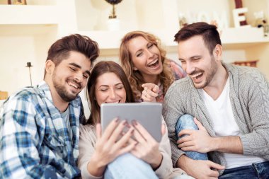 Evde bir selfie alarak arkadaş grubu
