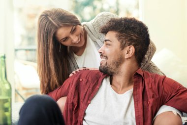 Evdeki mutlu genç çift