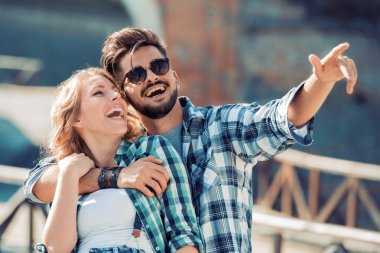 Şehirde mutlu genç bir çift