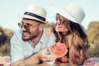 Parkta piknik üzerinde çift