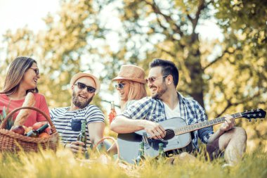 Mutlu genç arkadaşlarım parkta piknik