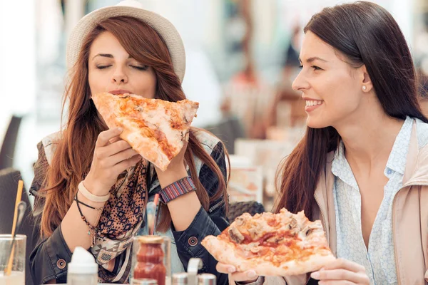 Portret dwóch młodych kobiet, jedzenie pizza — Zdjęcie stockowe