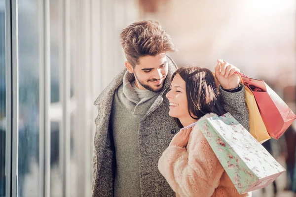 Glückliches junges Paar beim Einkaufen — Stockfoto