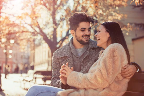 Happy young couple in the city — Stock Photo, Image
