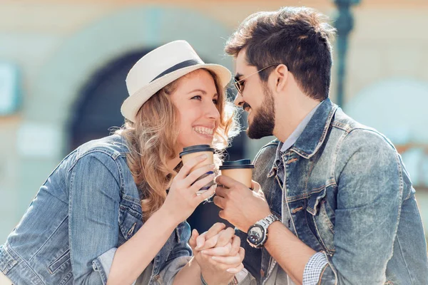 Jeune couple amoureux en plein air — Photo