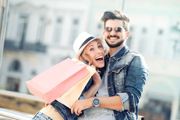 Feliz jovem casal em compras — Fotografia de Stock