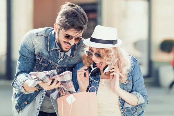 Jeune couple heureux avec sacs à provisions — Photo