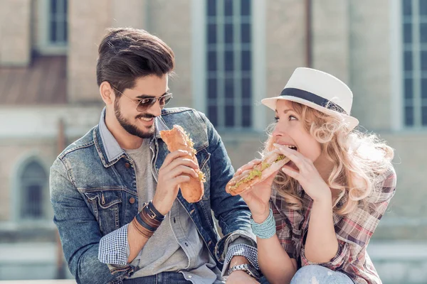 Pareja comiendo sándwich — Foto de Stock