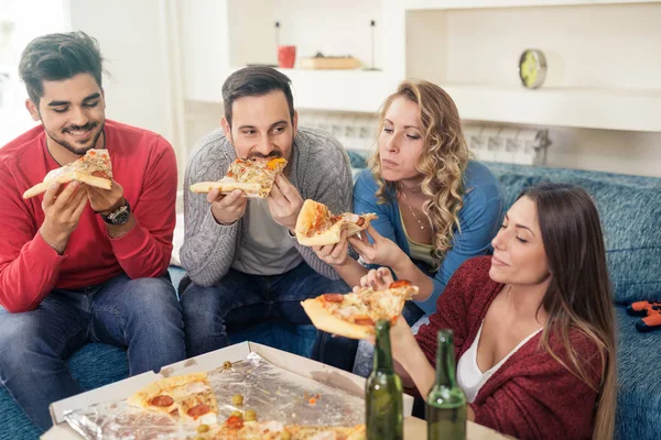 Друзья делят пиццу — стоковое фото