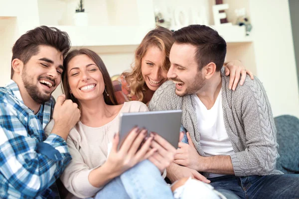 Grupo de amigos tomando una selfie en casa — Foto de Stock