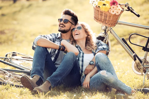 Pareja enamorada en verano — Foto de Stock