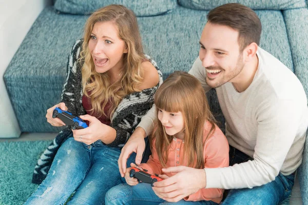 Famille jouer à des jeux vidéo — Photo