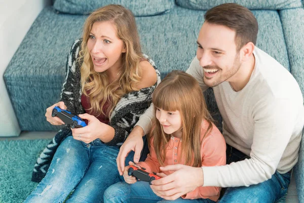 Família jogar jogos de vídeo — Fotografia de Stock