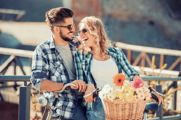 Pareja enamorada en verano — Foto de Stock