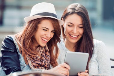 İki kız selfie alarak 