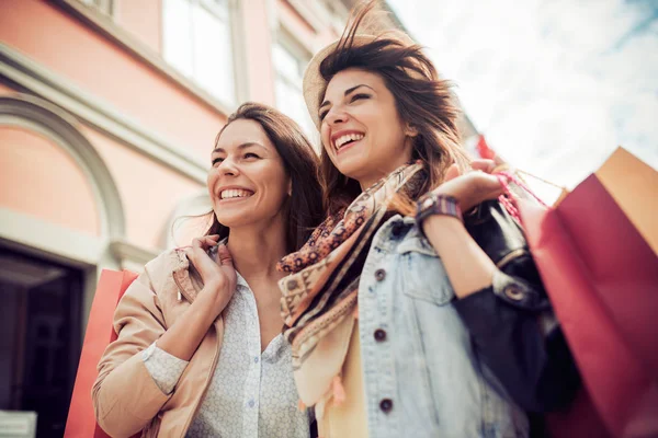 Unga womem njuter av shopping — Stockfoto