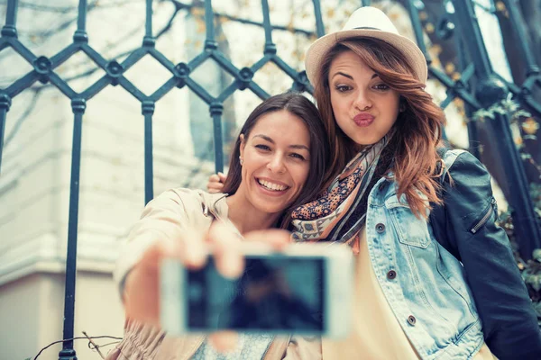 Duas meninas tomando selfie — Fotografia de Stock