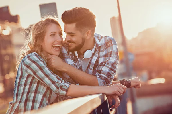 Glückliches junges Paar in der Stadt — Stockfoto