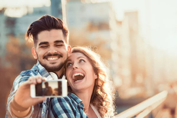 Feliz joven pareja tomando selfie — Foto de Stock