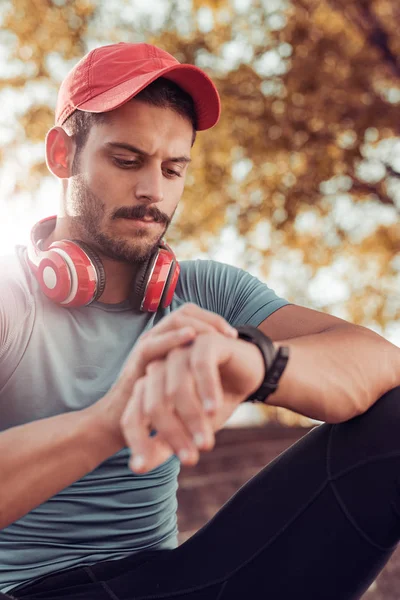 Allenamento e controllo cronometro corridore — Foto Stock