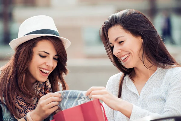 Mulher jovem desfrutando de compras — Fotografia de Stock