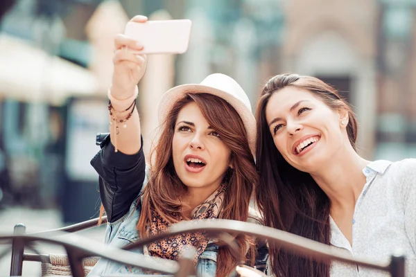 Duas meninas tomando selfie — Fotografia de Stock