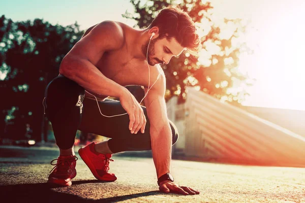 Joven corredor masculino en la ciudad — Foto de Stock