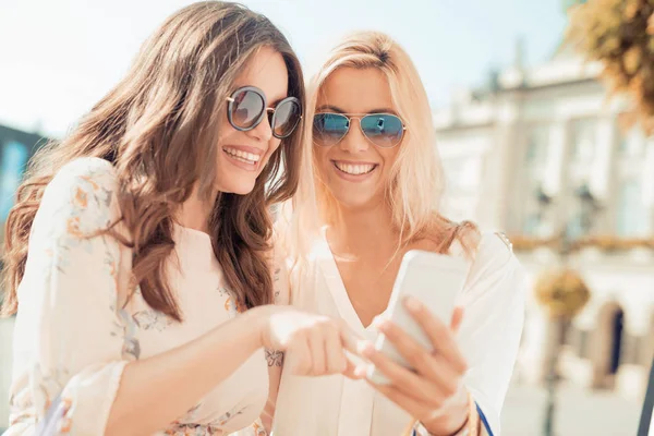 Duas meninas tomando selfie — Fotografia de Stock