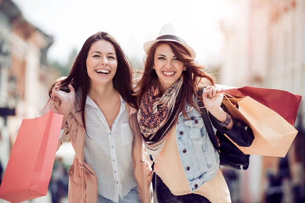 Joven womem disfrutando de compras —  Fotos de Stock