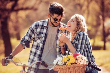 Genç çift Bisiklet gezintiye çıkmak