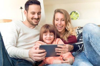 Mutlu aile tablet kullanma