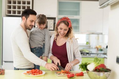 Mutfakta yemek hazırlama aile